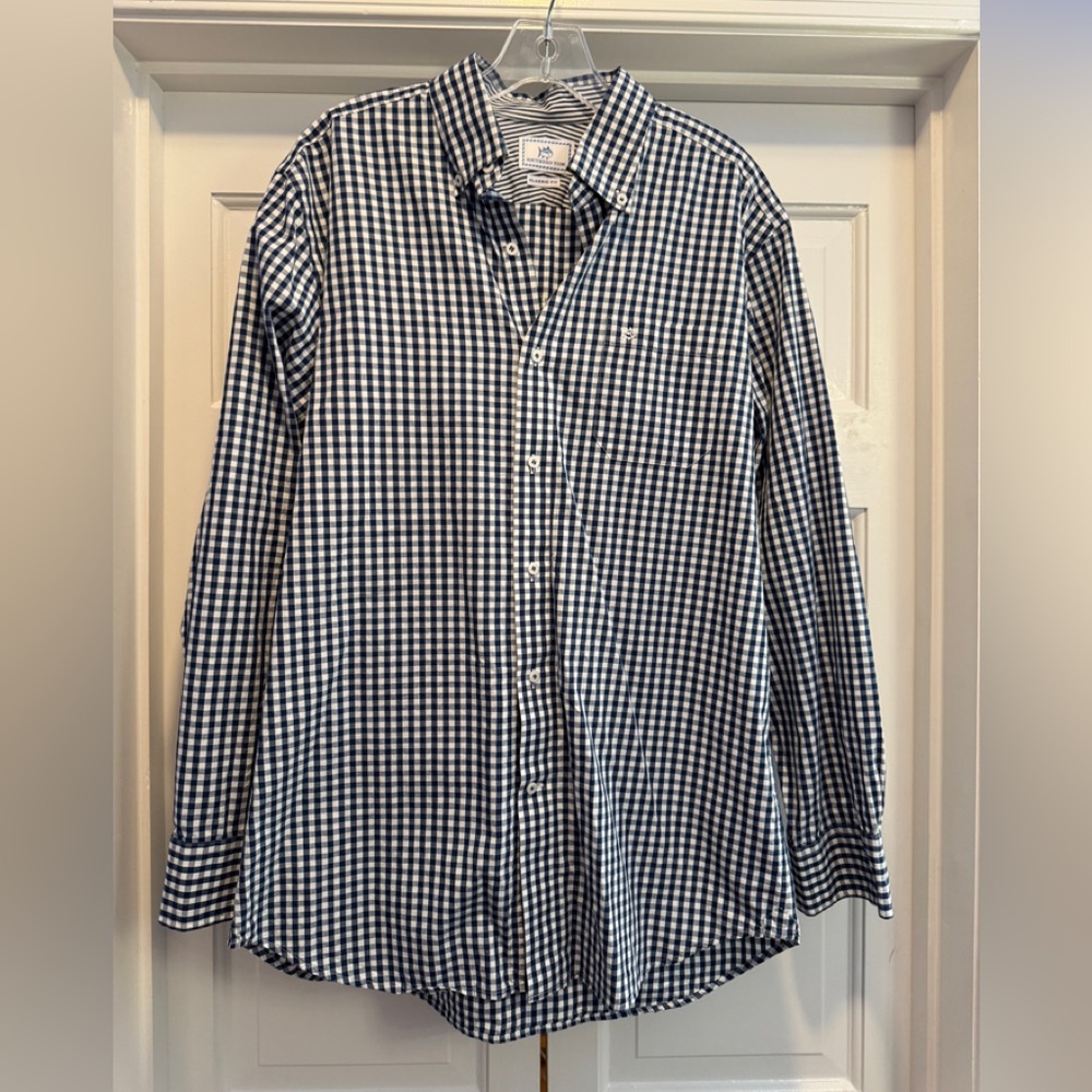 Southern Tide 100 percent cotton classic fit size medium with pocket